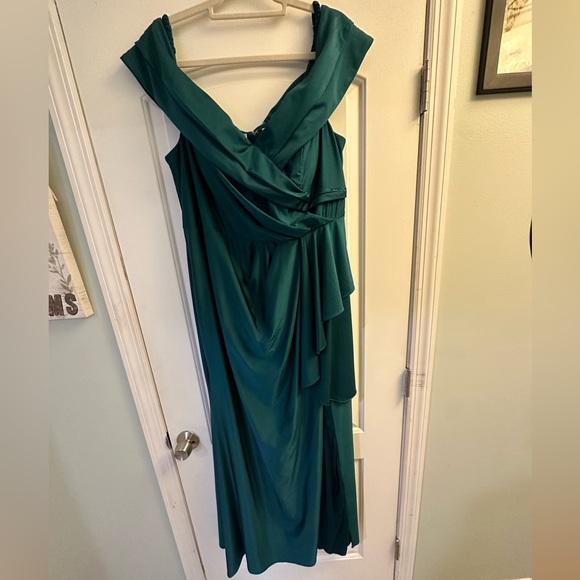 Elegant emerald green evening gown size 20W - Picture 4 of 5